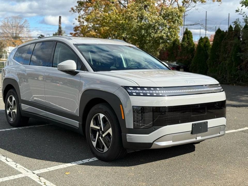 2026 Hyundai Ioniq 9 SE AWD - Image 3 of 4