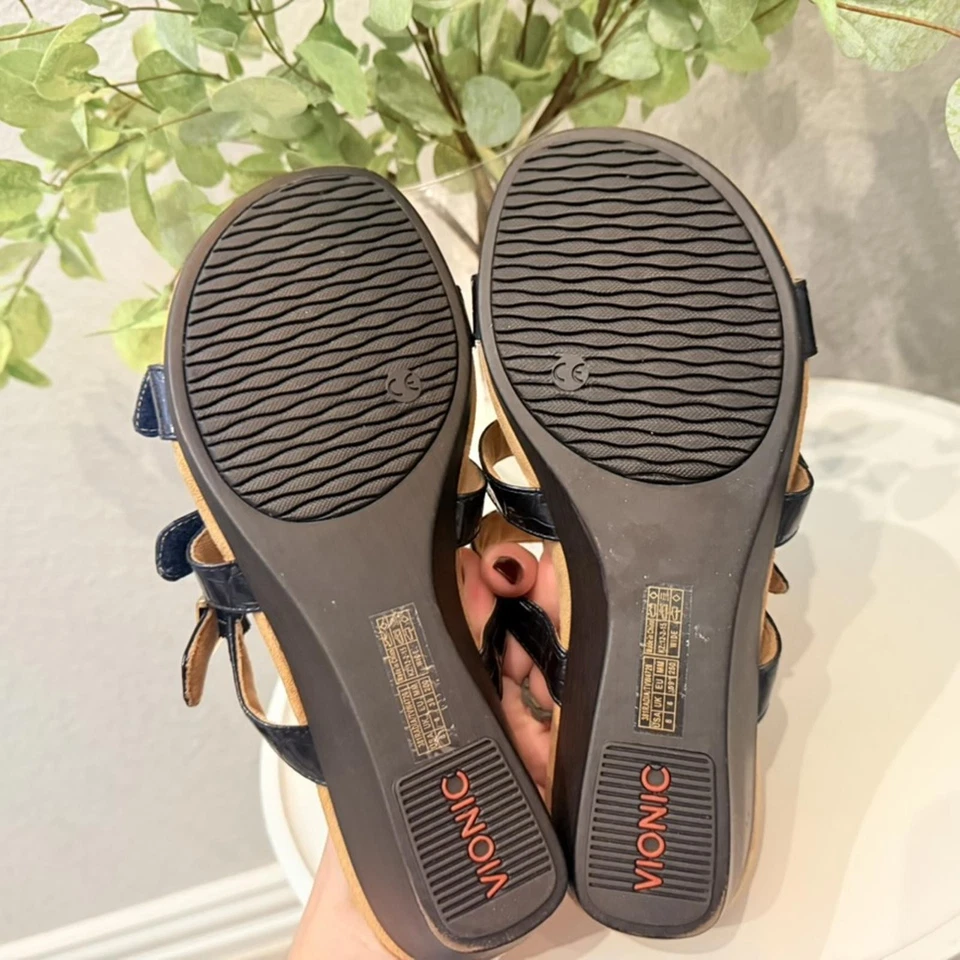 Sandalia de cuña de gamuza Vionic Radia azul charol cocodrilo como nueva para mujer 8 de ancho Foto 4 de 4