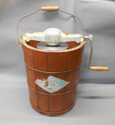 Vintage White Mountain 4 qt. Manual Crank Ice Cream Freezer Maker
