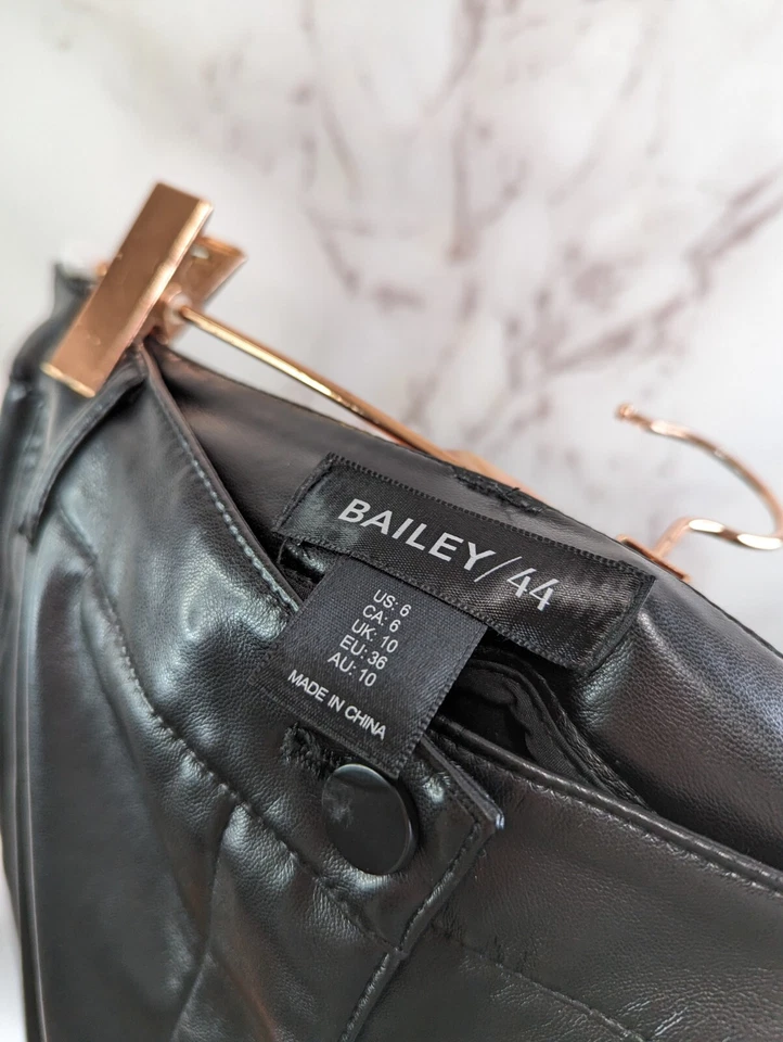 Calça Bailey 44 Feminina 6 Preta Couro Vegano Falso Cintura Alta Reta Carga Crop  - Imagem 3 de 4