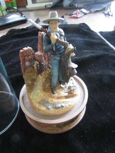 Franklin Mint John Wayne Glass Dome Covered Figurine Limited Edition - Picture 4 of 4