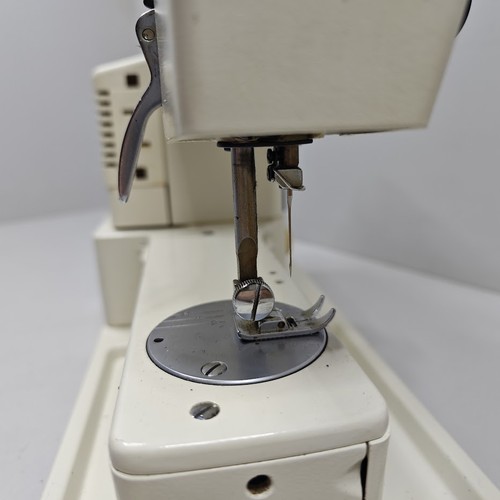 Pfaff 209 Sewing Machine - Untested, For Parts or Repair - Picture 14 of 20