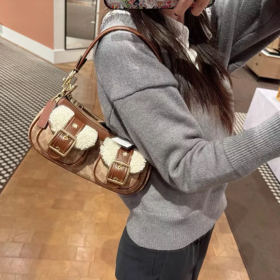 Bolso Baguette Coach Ashton CY658 en Lona Signature con Salida de Piel de Oveja Nuevo Foto 3 de 4