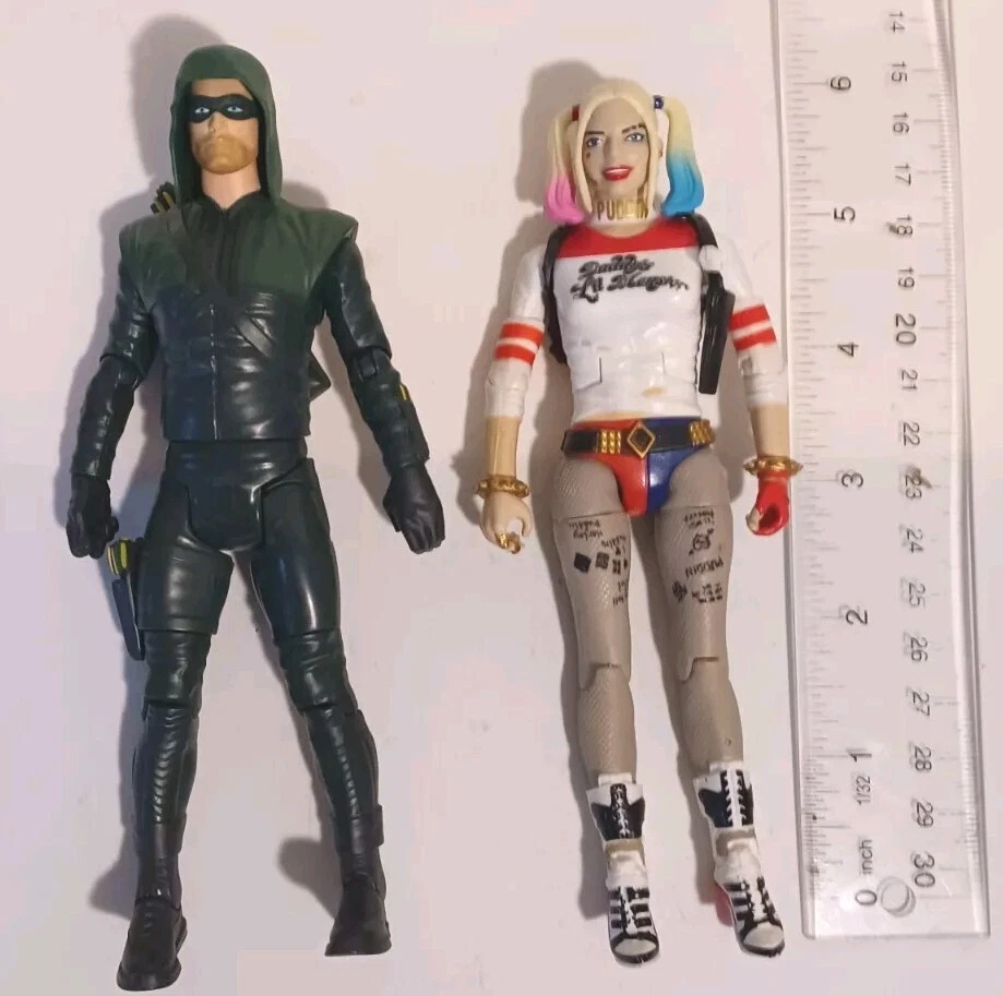 Lote de 2 bonecos Mattel DC 6" série multiverso Arrow & Harley Quinn - Imagem 3 de 4
