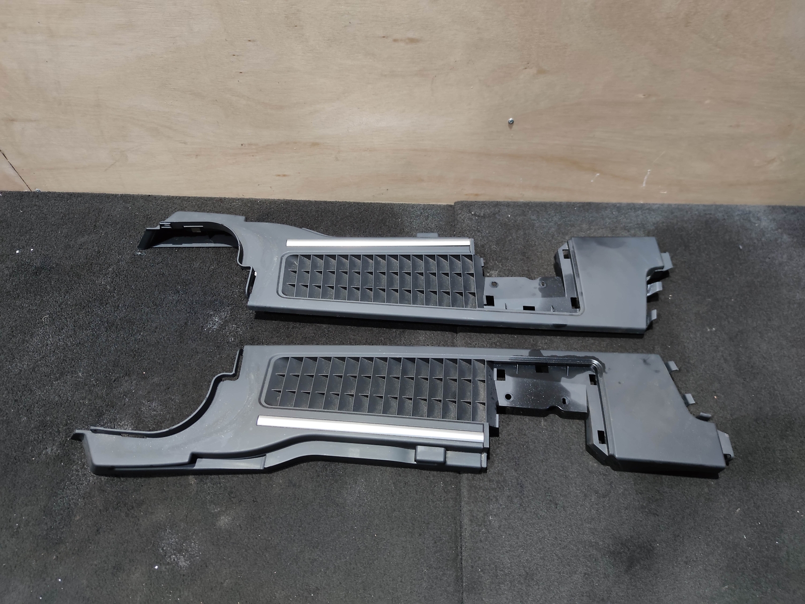 RANGE ROVER VOGUE L322 PAIR OF PLASTIC BOOT PANEL TRIMS | eBay UK