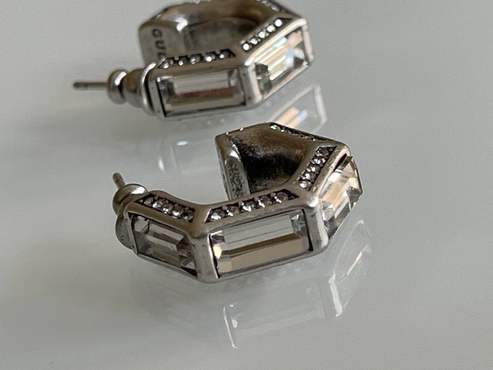 PENDIENTES GUCCI ARO GEOMÉTRICO G CON CIRCONITAS EN PLATA DE LEY Foto 4 de 4