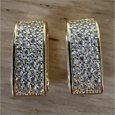 Goldfarbene Huggie Ohrringe rechteckig Pavé klare Steine Klappverschluss