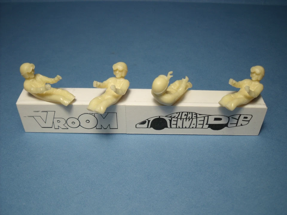 FIGURINES 1/43 SET 255 PILOTES 1960 SIXTIES DRIVERS DRIVING VROOM SPARK - Photo 1/1