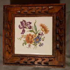 Ancienne boite en bois sculpté main détaillée avec dessus carrelage floral made in Mexico bon état