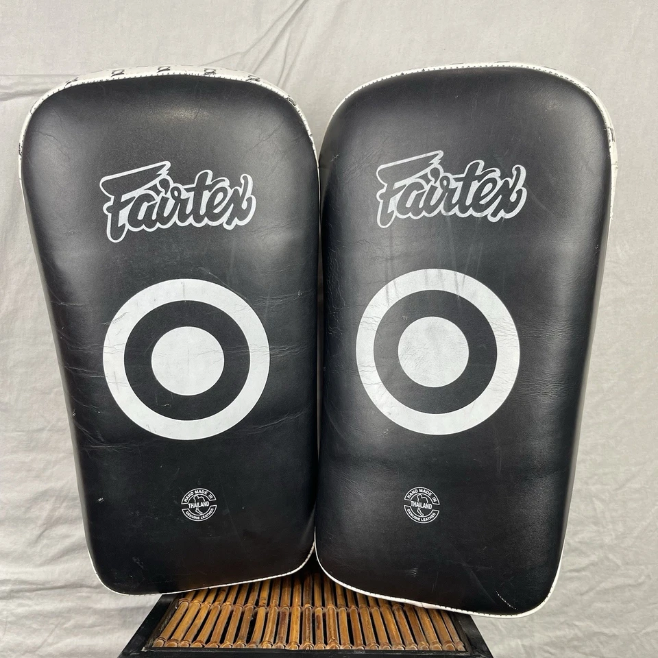 Almohadillas Fairtex Muay Thai negras curvas MMA Kickboxing escudo cuero artes marciales Foto 2 de 4