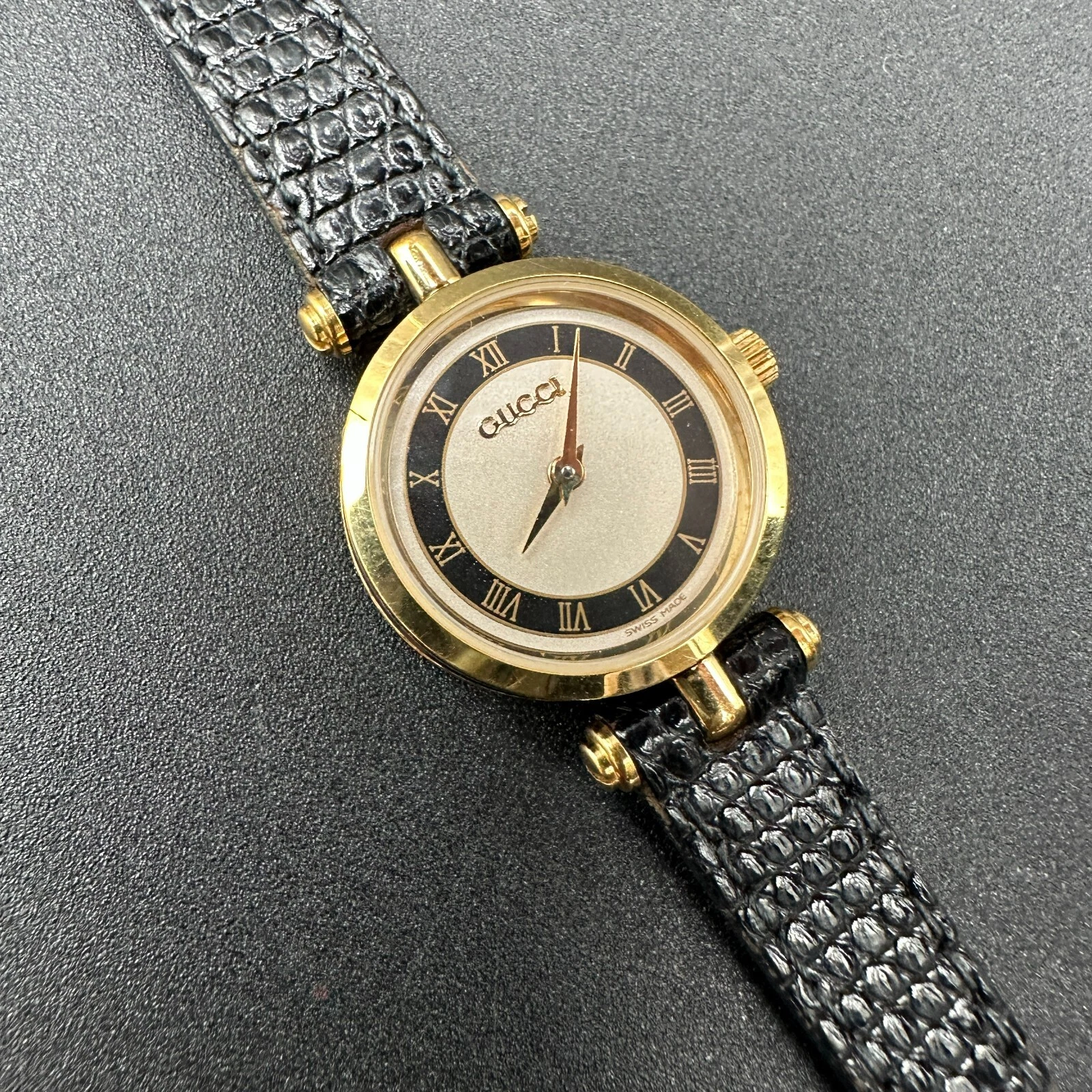 Montre Bracelet Femme Vintage GUCCI Ligne Noire Chiffres Romains