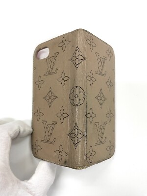 LOUIS VUITTON Mahina iPhone 7/8/SE2 Folio Smartphone Case M61891