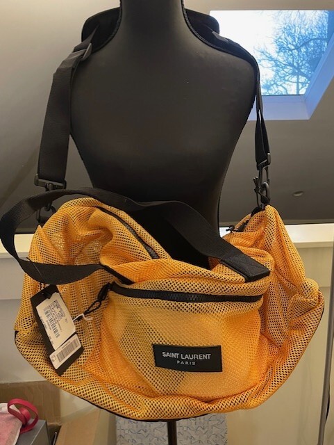 Borsone Saint Laurent 2022 in rete arancione nuovo con etichette prezzo al pubblico consigliato $1090