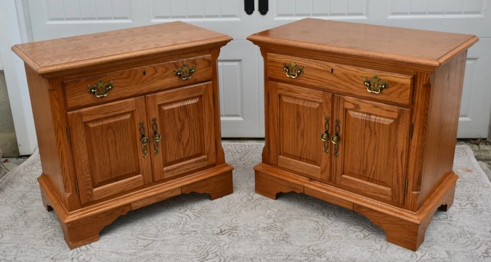 Vintage Thomasville Pair of Traditional Americana Style Oak Nightstands - Image 3 of 4