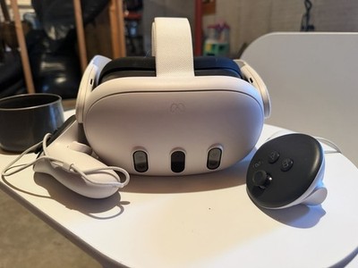 Meta Oculus Quest 3 - 128GB Set - w/ Controllers And Golf Stick - Good Condition