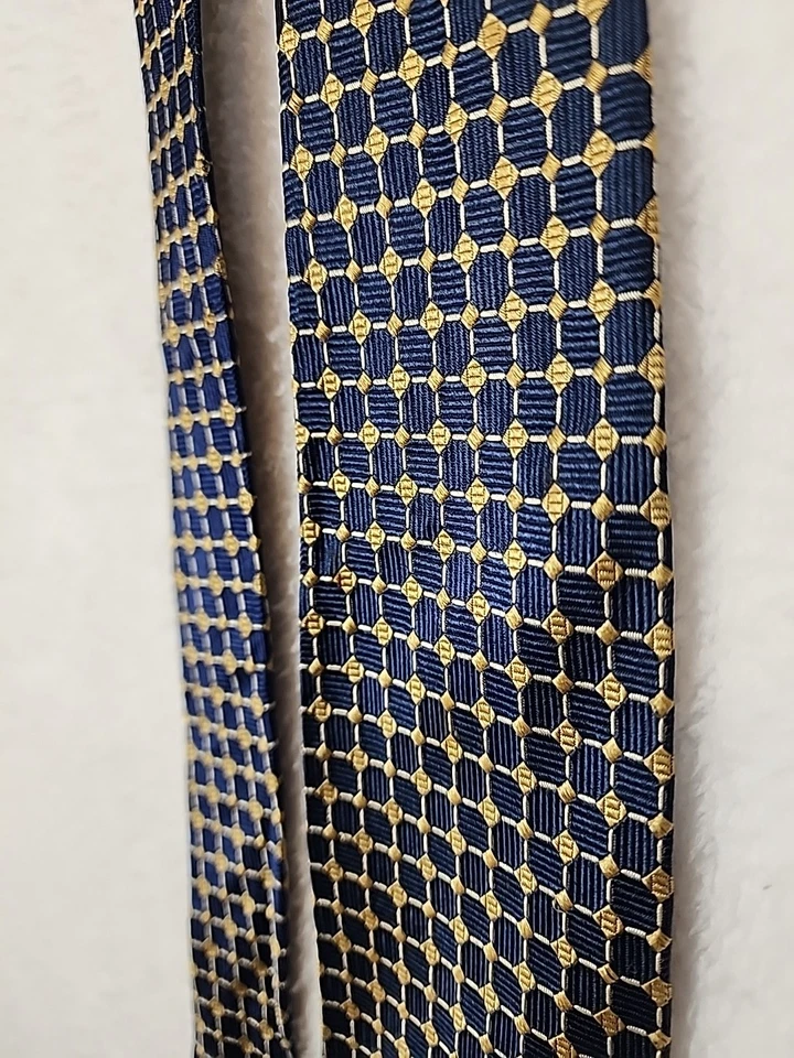 Corbata Harold Powell para hombre 100 % seda hecha en Italia azul marino dorada geométrica 3,75" Foto 3 de 4