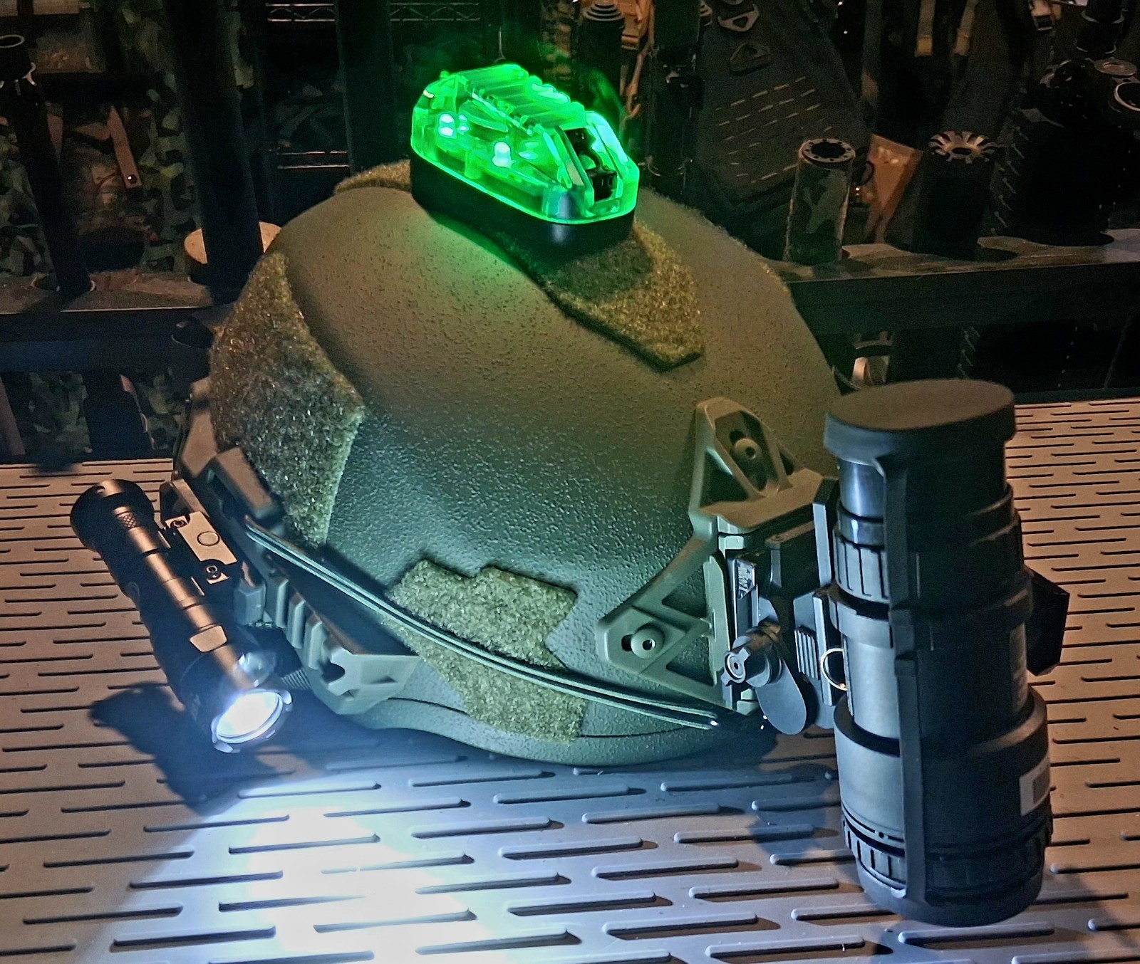 NVG MONOCULAR L4 MOUNT UHMWPE BALLISTIC HELMET KE1A LIGHT IFF IR BEACON TACTICAL
