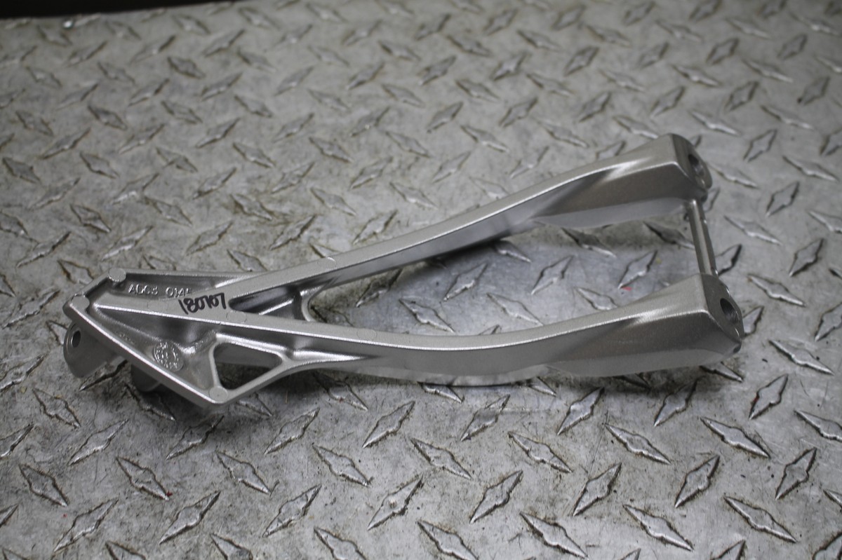 ぺーぺー 05-06 KAWASAKI NINJA ZX6R 636 RIGHT REAR BACK PASSENGER PEG 34028