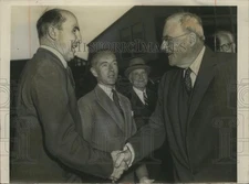 1954 Press Photo Roger Makins bids farewell to John Foster Dulles - nef63314