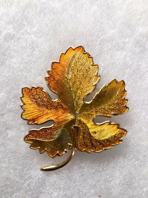 Vtg gold tone epoxy Maple Leaf pin