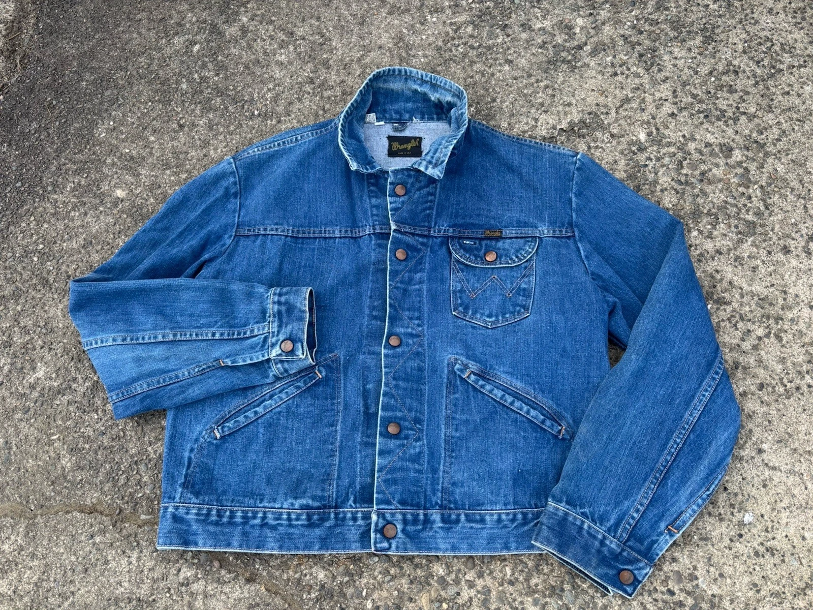 VTG 70s Wrangler No Fault Denim Trucker Jacket Size Large Dark Blue USA MADE
Opens in a new window o