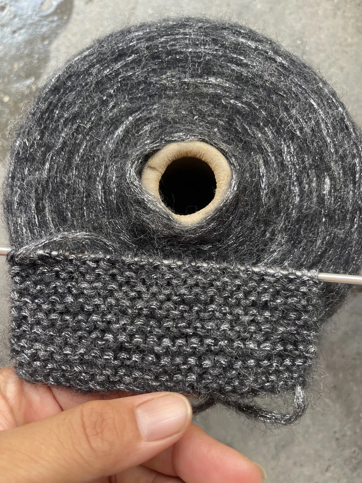 Шарик пряжи из полого мохера с блестящей серебряной нитью с содержанием шерсти 64% - 17,6 унции - Изображение 4 из 4