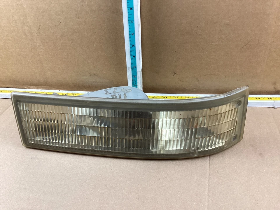 1995-2005 Chevrolet Astro Right Passenger Side Corner/Park Turn Signal Light OEM - Image 2 of 4