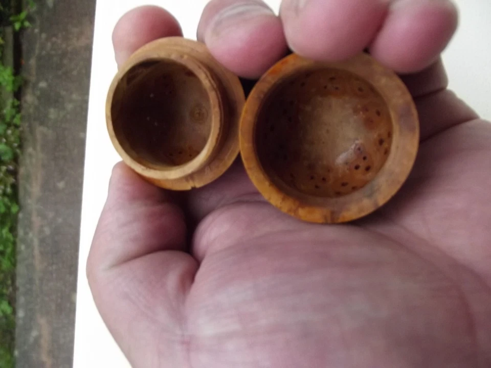 Ancien petit oeuf en noix corozo porte chapelet boite travail de forçat sculpté - Photo 4/4