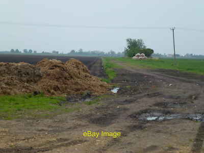Foto 6x4 Tief im Moor - Dreckhaufen Stroh Stapel und Spur in der Nähe von Quäker c2013