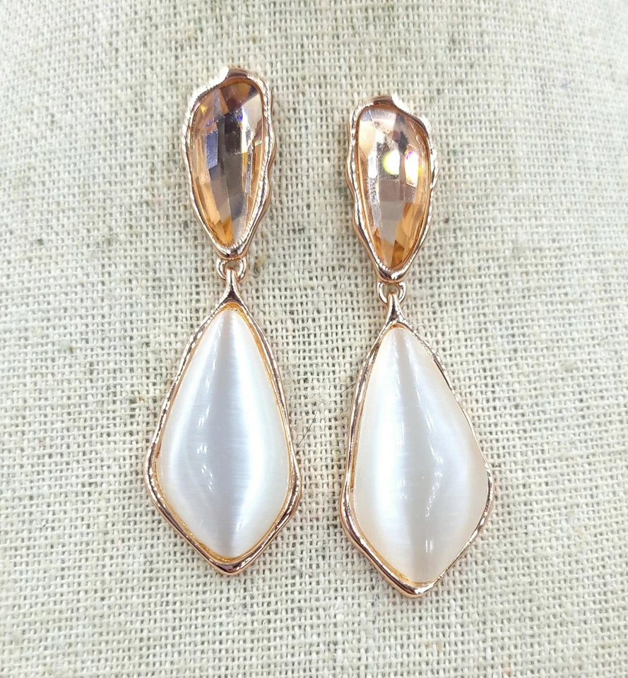 Pendientes colgantes de diamantes de imitación de melocotón y ojo de gato blanco color cobre oro rosa  Foto 4 de 4