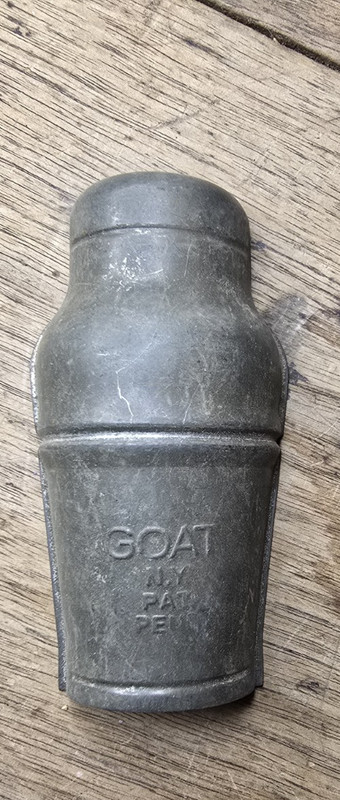 BOX LOT OF OLD GOAT TV  RADIO LIGHT  METAL INSULATORS bxA3
