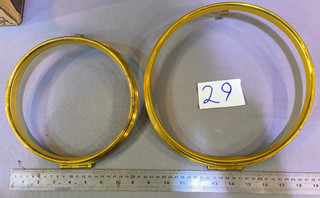 29 – 2 neue alte Lagerware gesponnene Messing Wanduhr Lünetten ein 8” Zifferblatt ein 10” Zifferblatt.