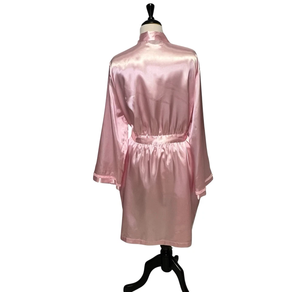 Bata para mujer XXL Morgan Taylor con volantes satinada Charmeuse rosa 2X Plus Foto 2 de 4