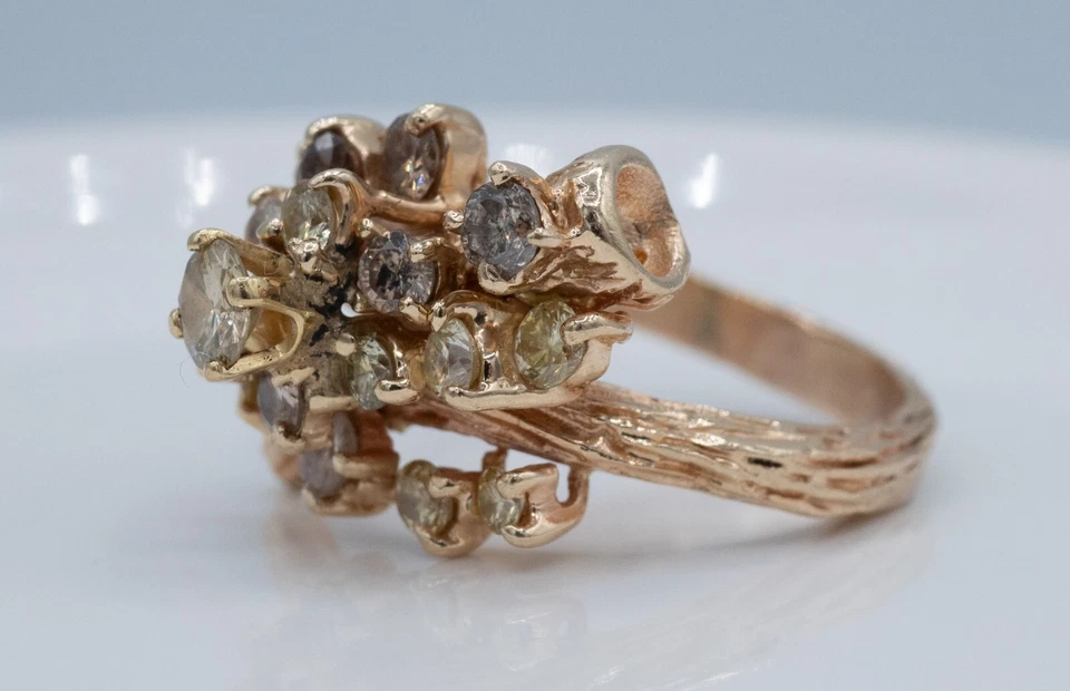 Anillo de textura de racimo de derivación de color elegante vintage personalizado de oro amarillo de 14 quilates de 1,06 quilates Foto 4 de 4