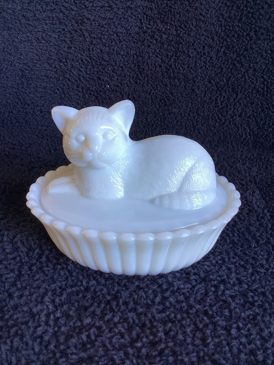 【アンティーク】猫のミルクガラスキャンディディッシュ Cat on nest Vintage Westmoreland Milk Glass Cat / Kitten On Nest Lidded