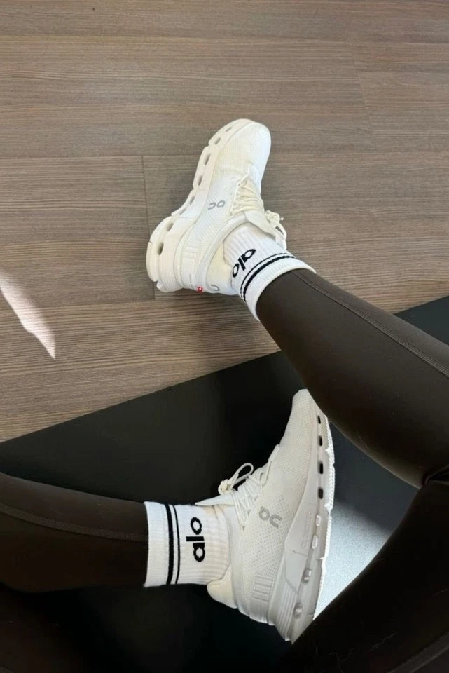Calcetines Alo Yoga Unisex Media Tripulación Blanco/Negro Logo NUEVO Ajuste Unisex Foto 4 de 4