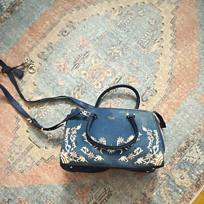 GUESS Damen Schultertasche Denim Blau geblümt Reißverschluss abn. Riemen