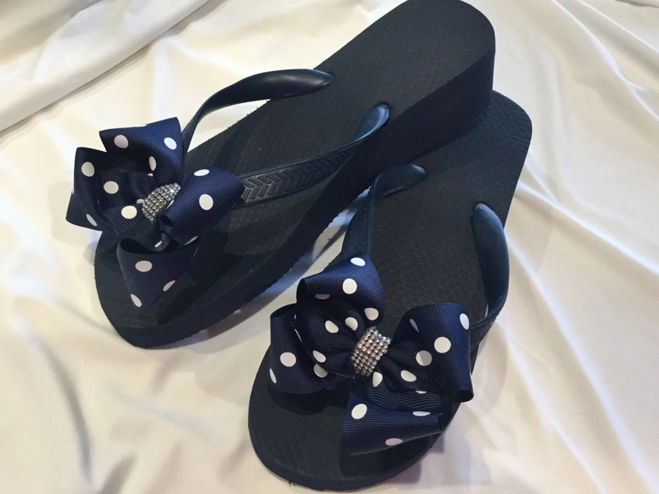 Chanclas planas/lazo a lunares azul marino con lazo Foto 2 de 2