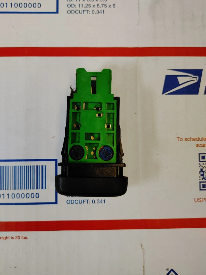 Interruptor de descongelación trasero compatible con 1999 2000 2001 2002 2003 2004 GEO/CHEVROLET TRACKER Foto 3 de 4