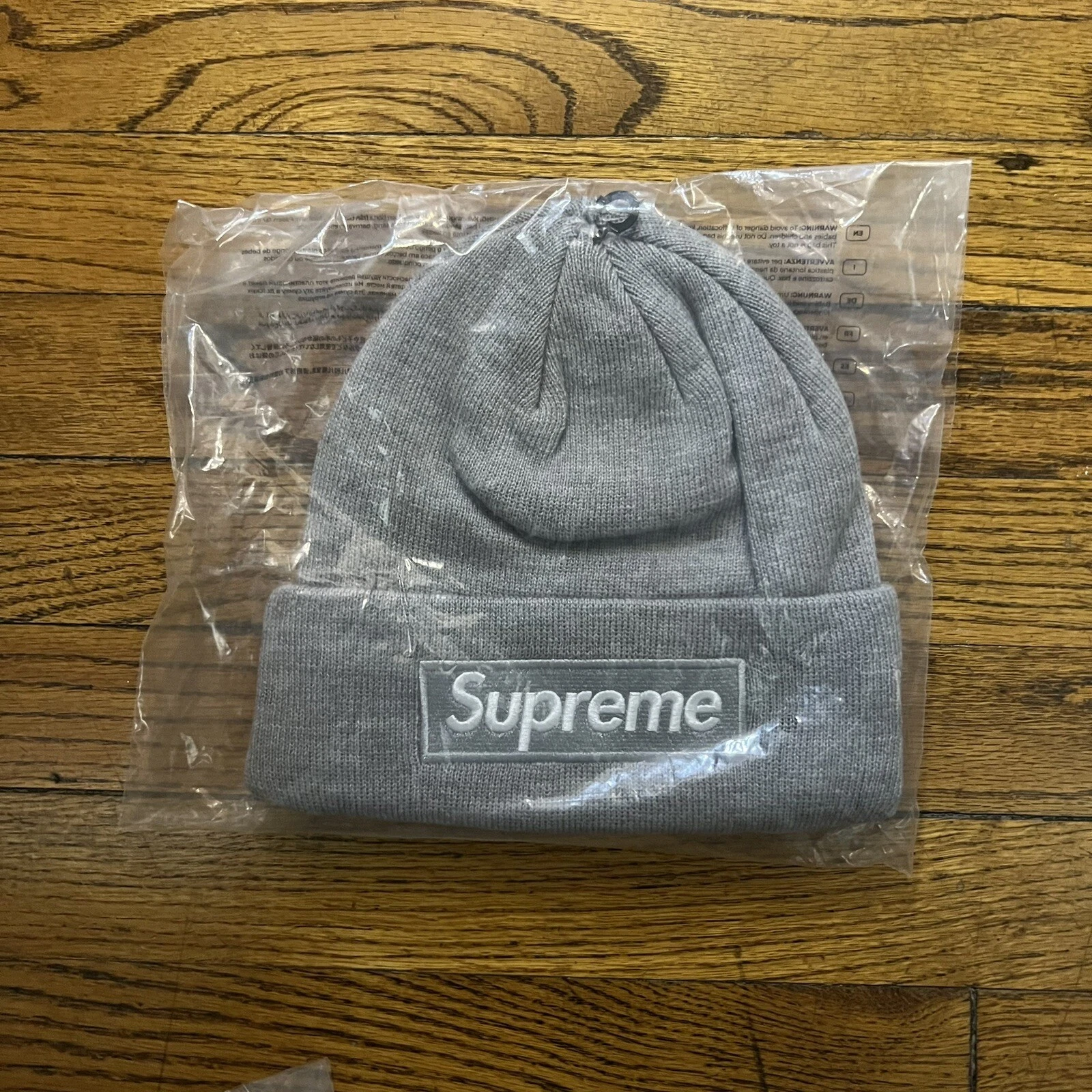 Berretto in mano Supreme Box logo FW24 grigio erica