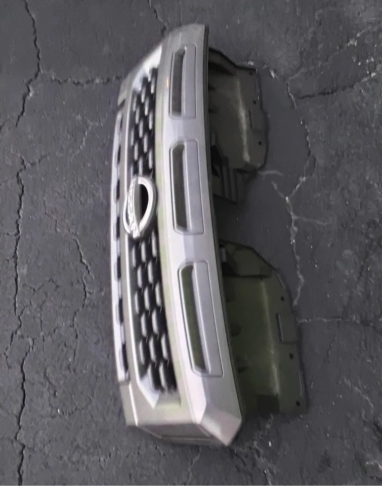 Nissan Frontier 2025 parrilla OEM Foto 3 de 4