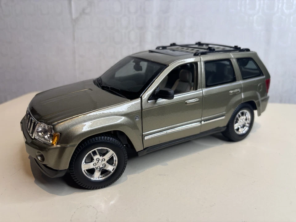 Maisto Jeep Grand Cherokee 2005 Special Edition 1/18 Die Cast Gold SUV - Image 3 of 4