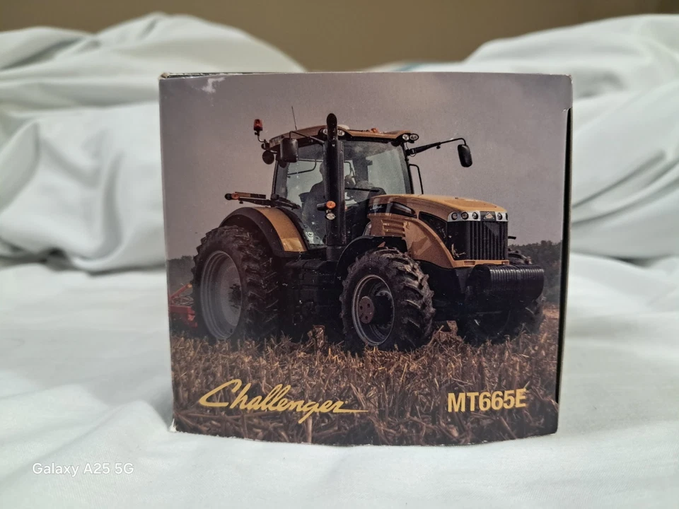 1/64 Challenger MT665E Tractor W/Duals, Farm Show Edition, SpecCast CUST 1495 - Image 3 of 4