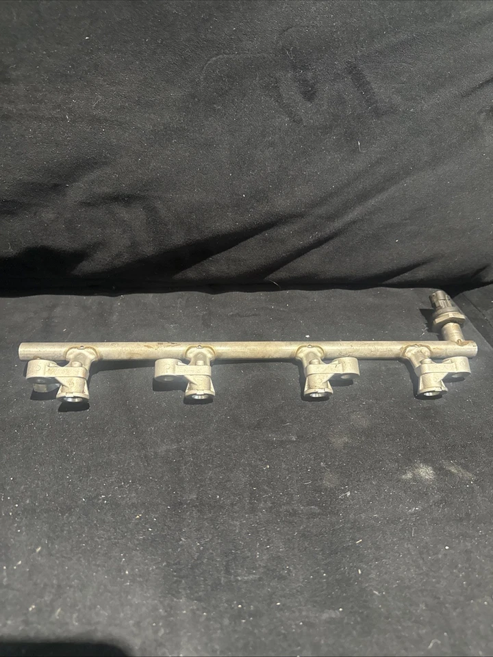 Mazda 3 2014-2017 carril de combustible 2,5 Foto 2 de 4