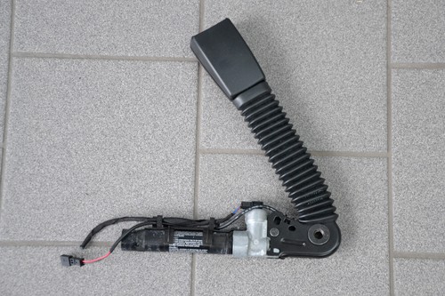 BMW F10 F11 5-er. F01 F07 Gurtstraffer Gurt Schloss Gurtstrammer rechts 9115306