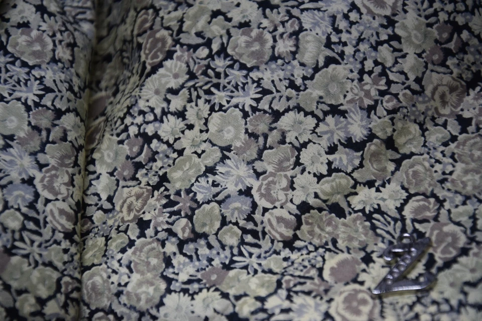 Liberty of London. Tana lawn vintage "Chive" en noir, kaki, jaune, gris, taupe - Photo 4/4