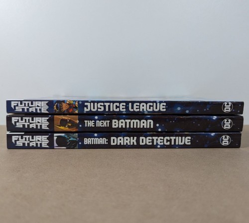 Juego de 3 - Novelas gráficas Future State de DC Comics: Justice League, The Next Batma - Imagen 4 de 7