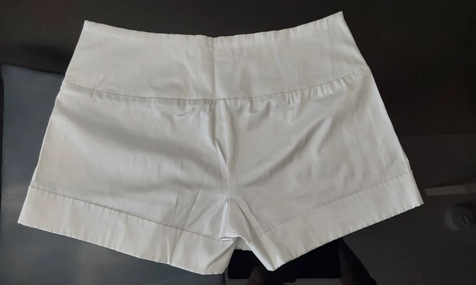 Shorts Candies tamanho 9 cetim branco botão frontal - Imagem 3 de 4