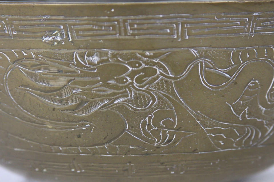 ANTIQUE CHINESE BRASS ENGRAVED BOWL WITH A DRAGON AND PHOENIX, MARKED  - Image 3 of 4