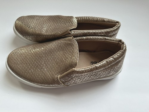 Thrifty Finds Collection: Women's Tan & Gold Hue Flats (Size US:10) - Picture 2 of 4